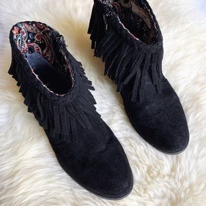 Girls boot. Suede leather.